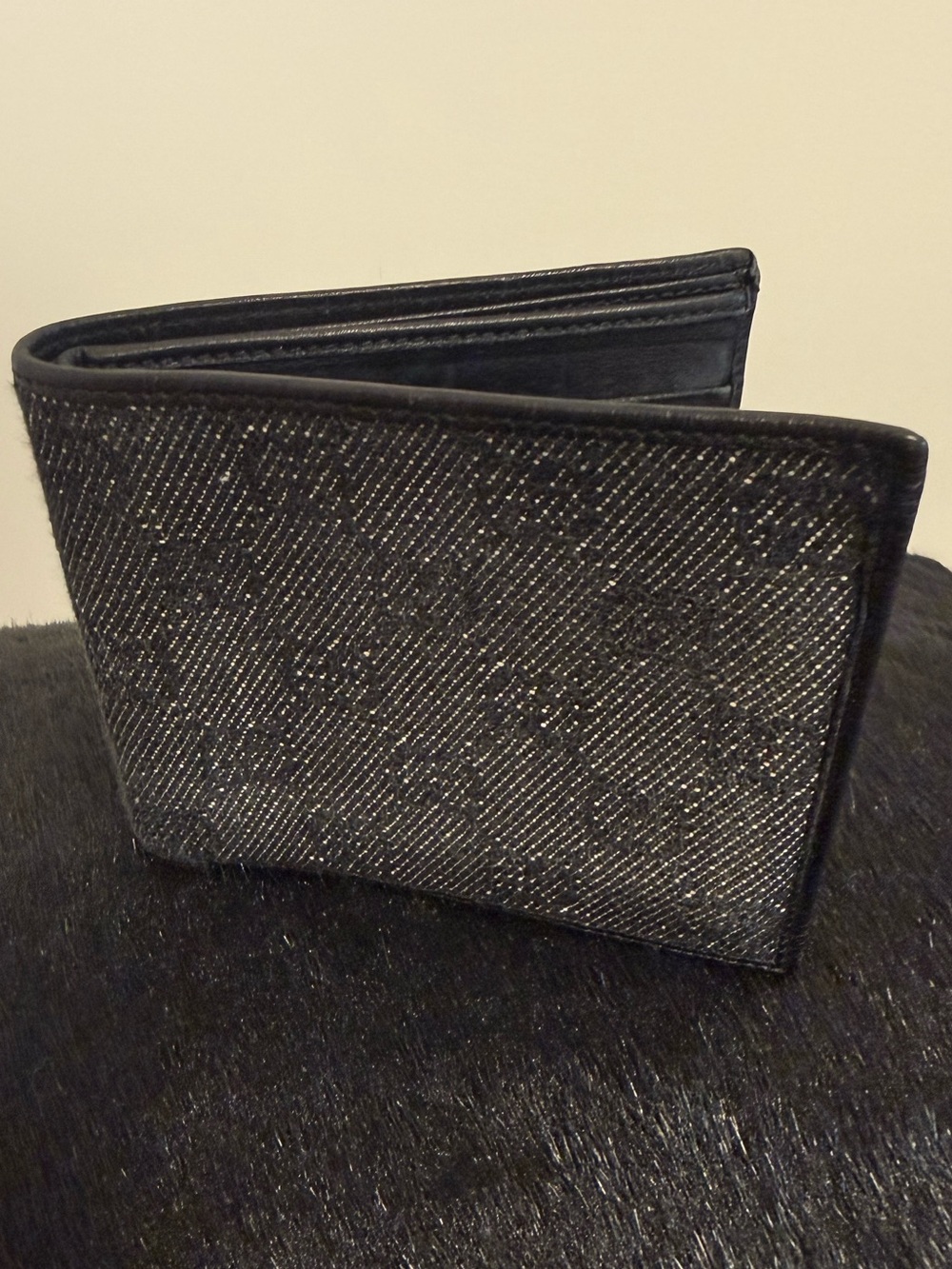 Authentic Gucci Men's Black Bi-Fold Wallet - Classic Canvas - Picture 2 of 8